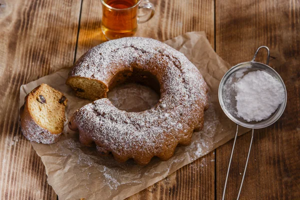 halka pasta krema şeker dilimlenmiş ve kuru üzüm ile
