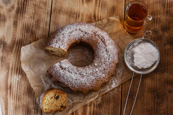 halka pasta krema şeker dilimlenmiş ve kuru üzüm ile