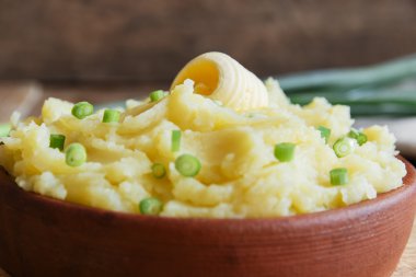 tereyağı ve yeşil soğanlı patates püresi