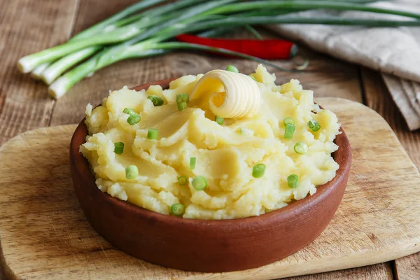 Mashed potatoes with butter and green onions — Stock Photo, Image