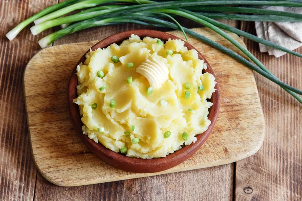 Mashed potatoes with butter and green onions — Stock Photo, Image