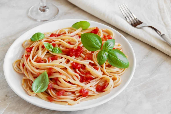 Pastas linguinas en salsa de tomate en un plato — Foto de Stock