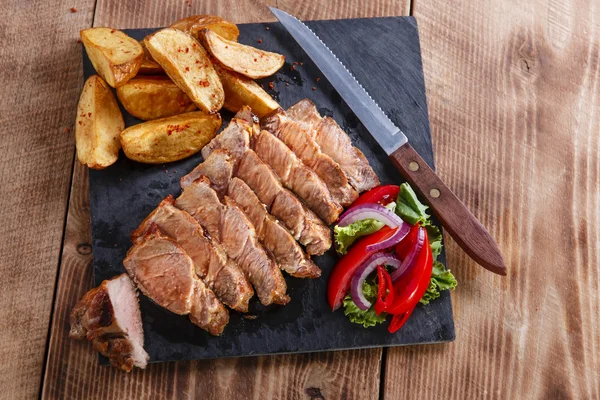 Vepřový steak s smažené bramborové plátky — Stock fotografie