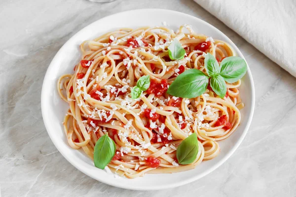 Pasta linguine con salsa de tomate y queso en un plato — Foto de Stock