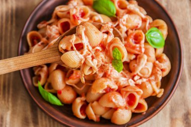 domates soslu ve peynirli makarna