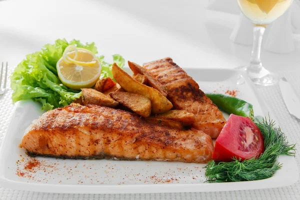 Fried fish fillet of salmon with potatoes — Stock Photo, Image