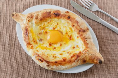 khachapuri peynir ve yumurta bir plaka üzerinde
