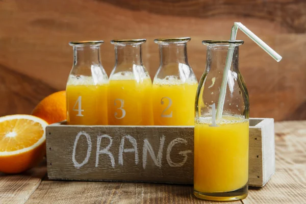 Frisch gepresster Orangensaft in einer Flasche — Stockfoto