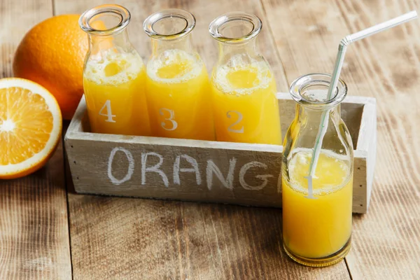 Jugo de naranja recién exprimido en una botella — Foto de Stock