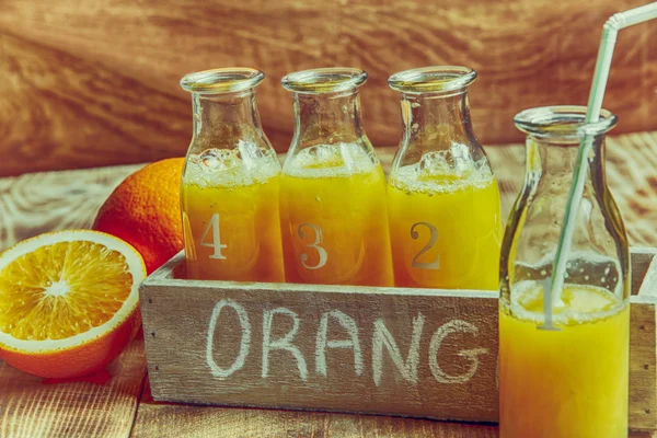 Frisch gepresster Orangensaft in einer Flasche — Stockfoto