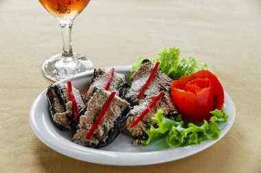 Kızarmış patlıcan fıstık yapıştırın ve sarımsak ile