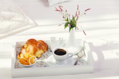 ahşap tepsi yatakta kahvaltı