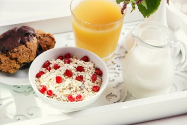 Kahvaltı sabah yatakta bir ahşap tepsi