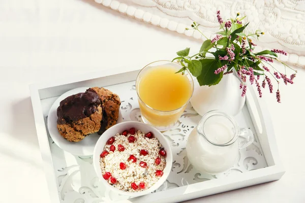 Desayuno en una bandeja de madera en la cama por la mañana — Foto de Stock