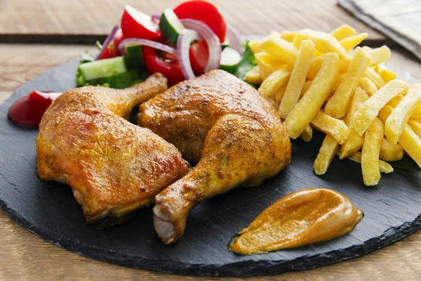 Patatas de pollo asadas con papas fritas y ensalada —  Fotos de Stock