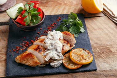 Kızartma tavuk göğsü mantar sosu ve limon ile