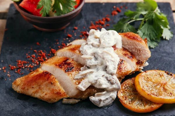 Roast chicken breast with mushroom sauce and lemon — Stock Photo, Image