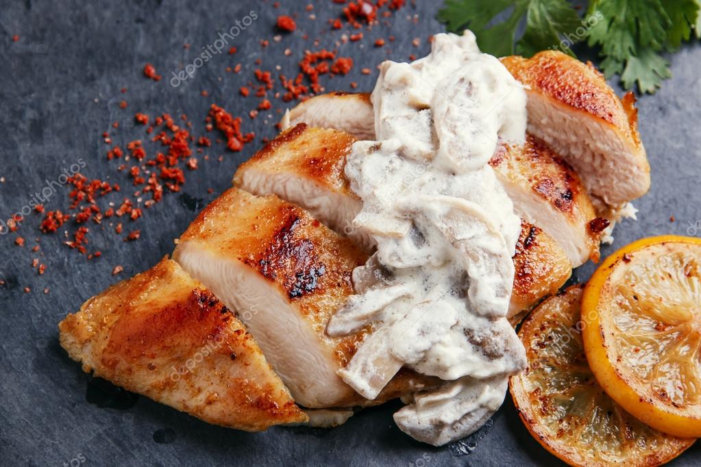 Kızartma tavuk göğsü mantar sosu ve limon ile — Stok Foto © koss13