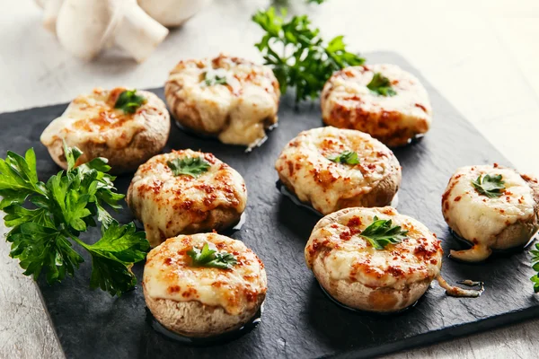 Cogumelos assados recheados com queijo — Fotografia de Stock