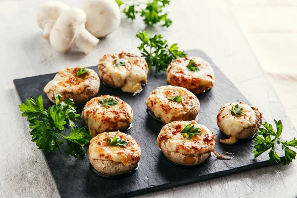 Cogumelos assados recheados com queijo — Fotografia de Stock