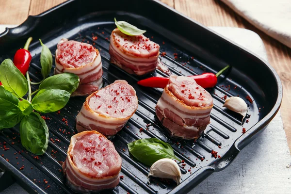 Medalhões de lombo de carne crua com bacon na grelha — Fotografia de Stock