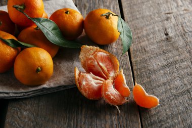 Olgun mandalina ile yapraklar üzerinde ahşap masa