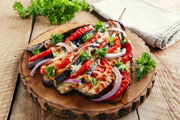 奶酪和西红柿在木质表面上的烤的茄子 — 图库照片