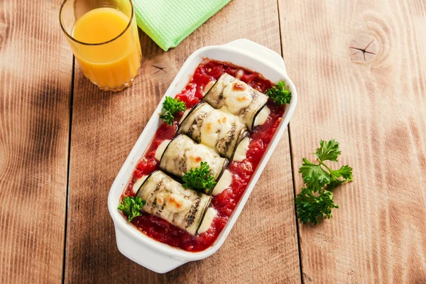 Запеченные баклажаны с томатным соусом и сыром — стоковое фото