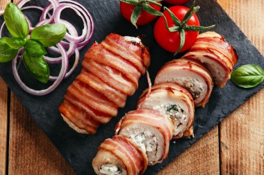 tavuk göğsü dolması beyaz peynir ve pastırma sarılmış otlar