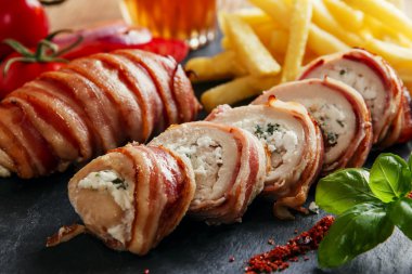 tavuk göğsü dolması beyaz peynir ve pastırma sarılmış otlar