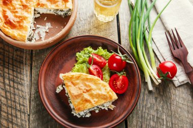 beyaz peynir ve bir kil kase ıspanak ile ev yapımı pasta