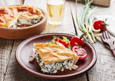 beyaz peynir ve bir kil kase ıspanak ile ev yapımı pasta