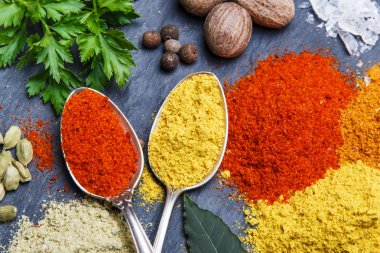 Kara taş üzerine baharat baharat çeşitleri