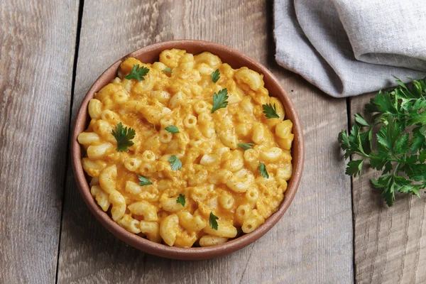 Pasta med pumpa och ost krämig i keramik — Stockfoto