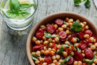 Nohut chorizo tablo yakın çekim üzerinde bir kil kase ile