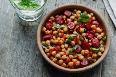 Nohut chorizo tablo yakın çekim üzerinde bir kil kase ile