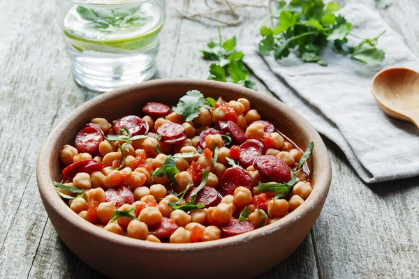 Nohut chorizo tablo yakın çekim üzerinde bir kil kase ile