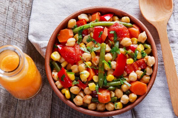 Garbanzos con tomate zanahoria judías verdes maíz —  Fotos de Stock