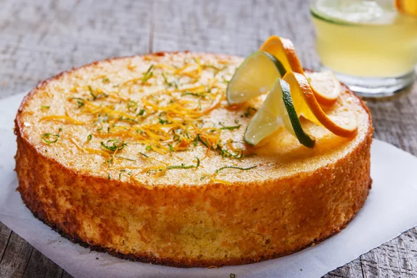 Hausgemachter ganzer testy orange cake auf einer hölzernen Oberfläche — Stockfoto