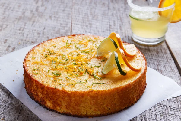 Hausgemachter ganzer testy orange cake auf einer hölzernen Oberfläche — Stockfoto