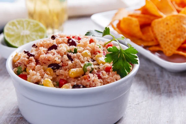 Cuscús vegetariano casero con frijoles de maíz de tomate guisantes verdes —  Fotos de Stock