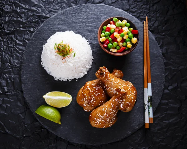 Smažená kuřecí stehýnka s teriyaki omáčkou Sezamová semínka a rýže na černý kámen — Stock fotografie