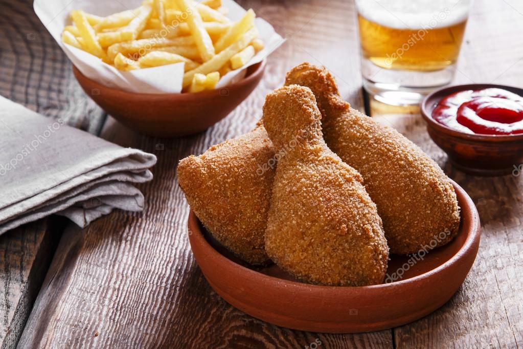 Fried chicken leg in breadcrumbs and french fries — Stock Photo