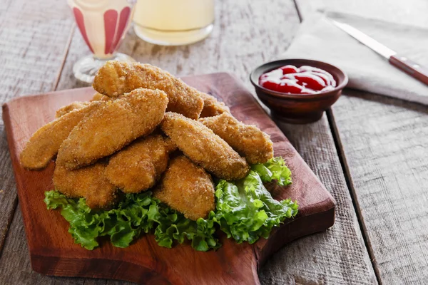 Asas de frango fritas em farinha de rosca com molho — Fotografia de Stock