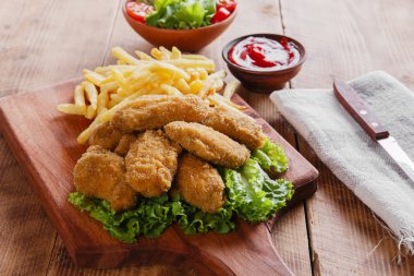 kırıntıları sos ve patates kızartması ile kızartılmış tavuk kanadı