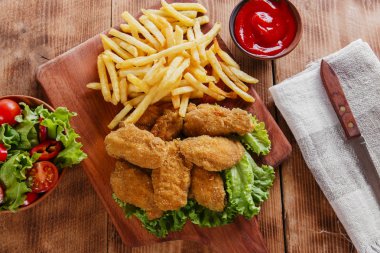 kırıntıları sos ve patates kızartması ile kızartılmış tavuk kanadı