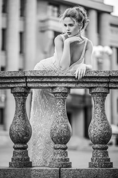 Beautiful girl in the wedding dress — Stock Photo, Image