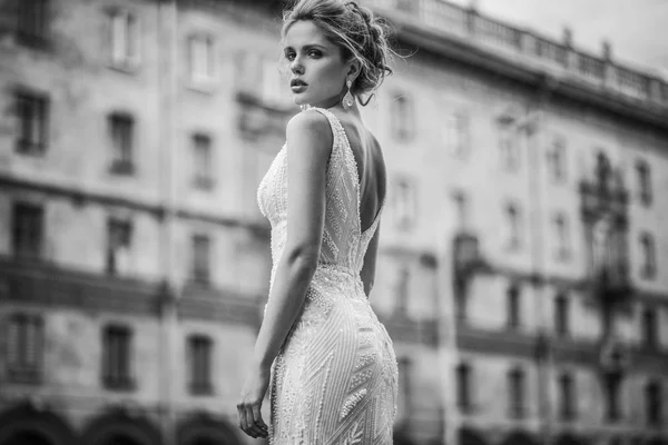 Vacker flicka i brudklänning — Stockfoto