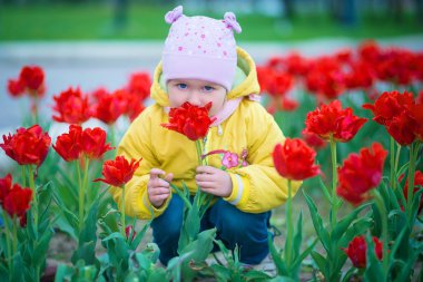 Parkta oynayan kız.