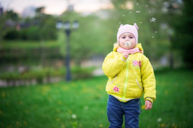 Parkta oynayan kız.